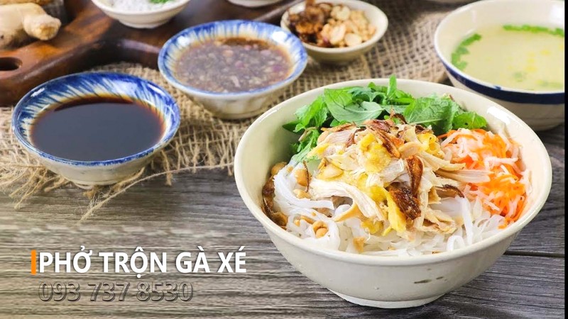 Ngoài bánh ướt lòng gà, quán An còn phục vụ phở trộn gà xé ngon tuyệt! Ảnh: An quán.