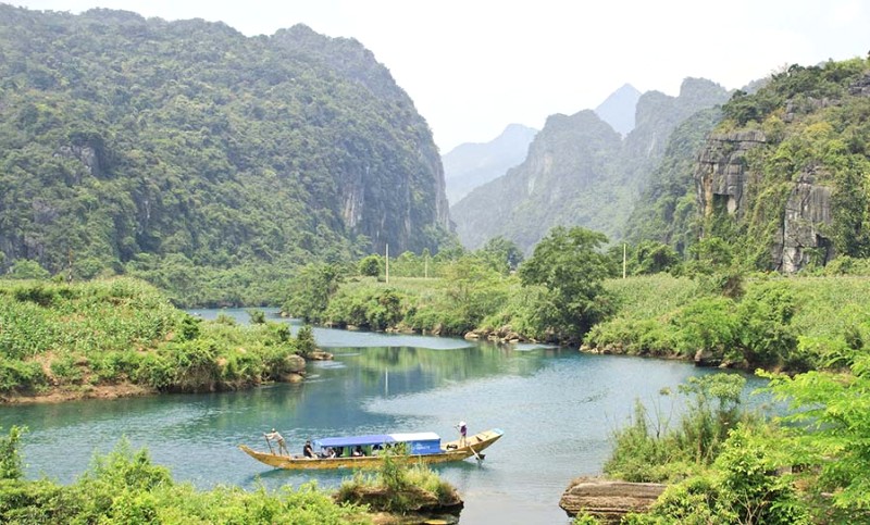 Vườn Quốc gia Phong Nha - Kẻ Bàng, thiên đường sinh thái, là điểm đến lý tưởng cho du khách yêu thích khám phá.