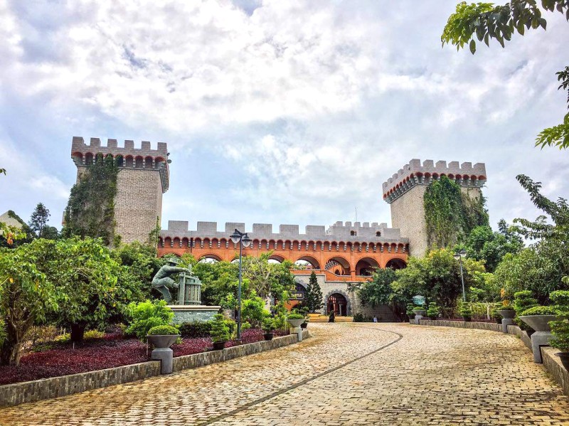 Lâu đài rượu vang Phan Thiết nguy nga, cổ kính.