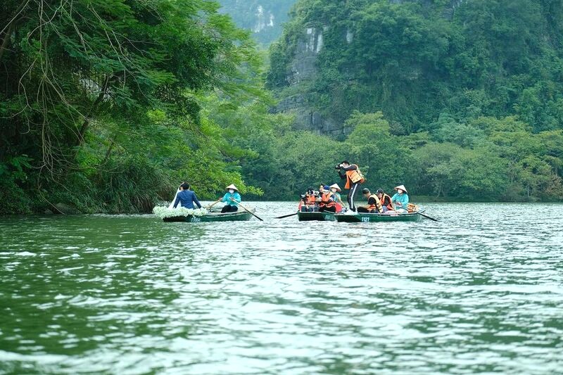 Tràng An: Chèo thuyền, ngắm cảnh, khoảnh khắc khó quên.