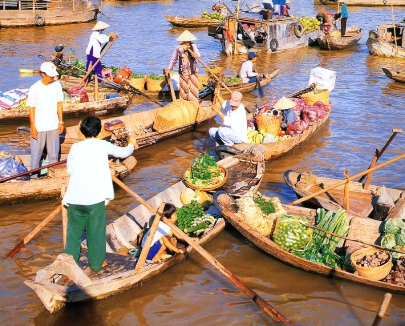 Buôn bán tại chợ nổi Năm Căn độc đáo, chỉ cần ra dấu hay gọi, người bán sẽ tự đến chào hàng, bạn không cần di chuyển.