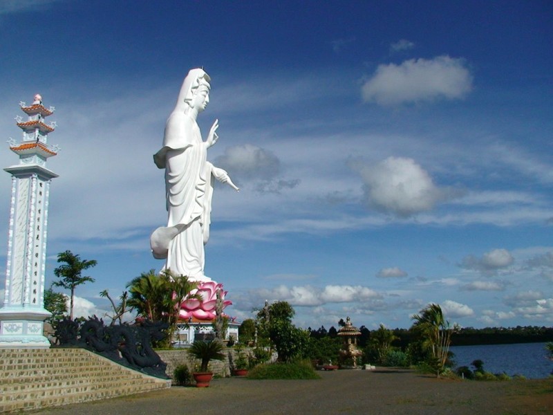 Tượng Quan Thế Âm Bồ Tát khổng lồ uy nghi trên đóa sen hướng về hồ Bảo Lâm thơ mộng, là điểm ngắm cảnh lý tưởng tại Chùa Hoa Nghiêm Bảo Lộc.