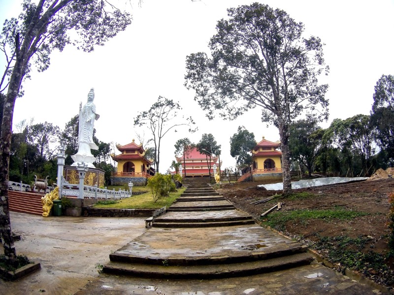 Bậc thang lên chùa Khánh Lâm.