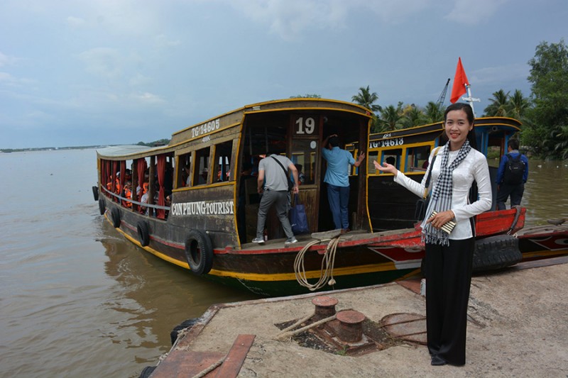 Khám phá Cồn Phụng bằng tàu, ngắm sông nước tuyệt đẹp.