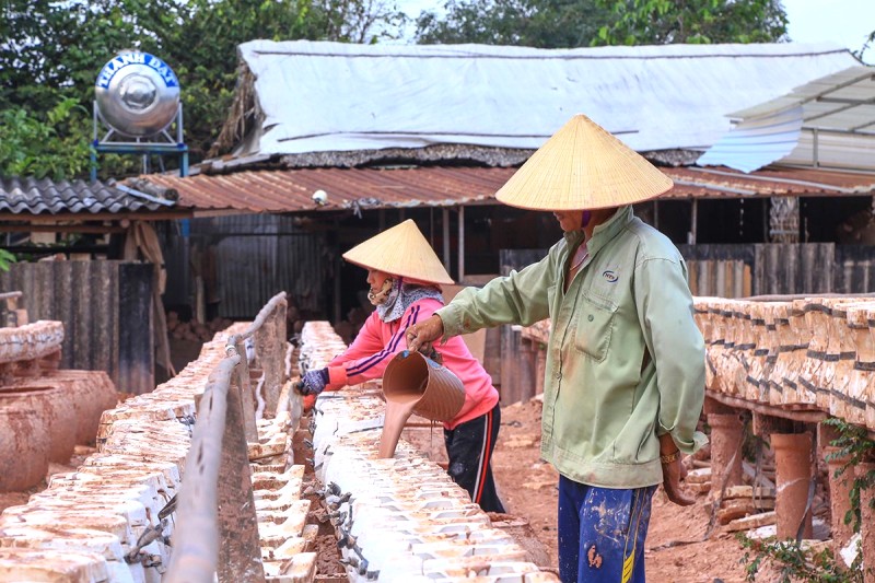 Nghề làm heo đất đã gắn bó với người dân Lái Thiêu hơn 40 năm, với nhiều gia đình duy trì hoạt động này từ những năm 70.