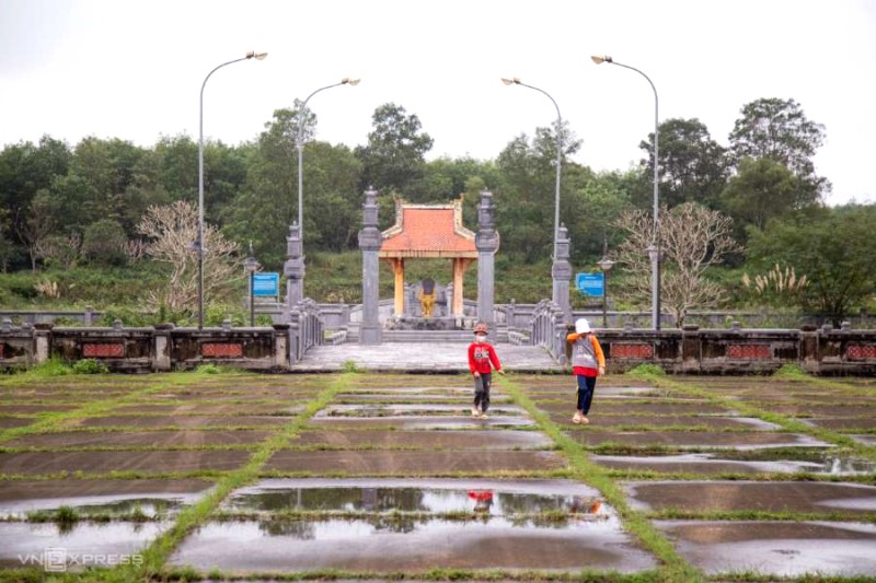 Không chỉ kiến trúc độc đáo, bạn còn được tận hưởng không khí trong lành và khung cảnh sông nước thơ mộng.