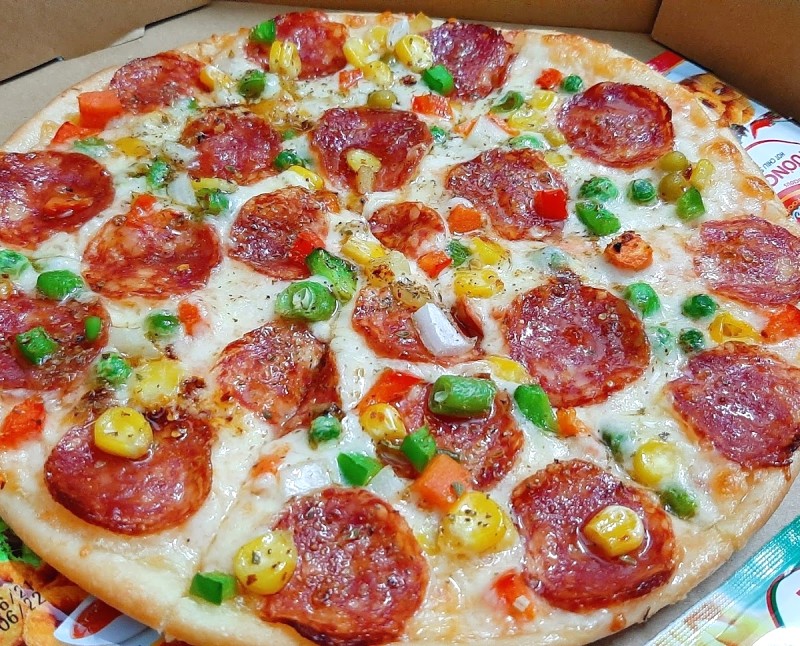 Pizza nhân mặn với topping hấp dẫn: lạp xưởng, gà xé, bò bằm, cá ngừ, tokbokki, khoai tây chiên, hải sản, cùng rau củ thơm, hành tây, ớt Đà Lạt.