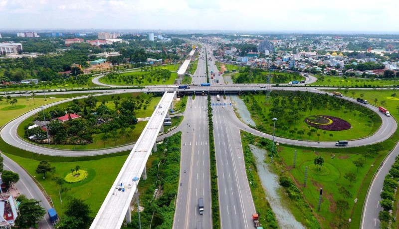 Hồ Bình An nằm trên xa lộ Hà Nội.