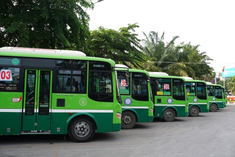 Muốn đến miếu Bà Bình Nhâm mà không lái xe, bạn có thể đi xe bus số 04 từ Bến xe Miền Đông.