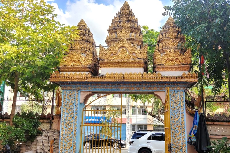 Cổng chùa mang phong cách kiến trúc Angkor Wat (Campuchia).