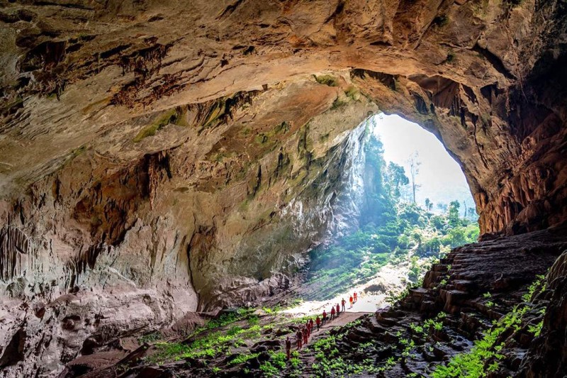 Hang động nắng sớm, đẹp như tranh.