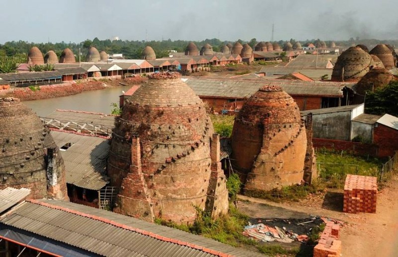 Làng gốm Vĩnh Long chuyển mình, kết hợp nghề truyền thống với du lịch, tạo nên điểm đến hấp dẫn.