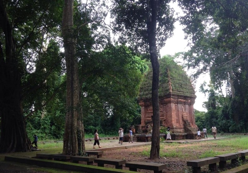 Tháp cổ kính nhuốm màu thời gian, gạch đỏ phai thành nâu đen.