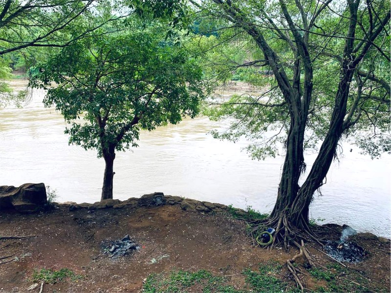 Bờ suối, điểm hẹn lý tưởng cho lửa trại và picnic.