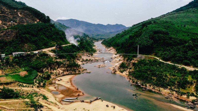 Cầu treo Cây Sú: Nơi xuồng nhôm chờ đưa bạn khám phá thác Tam Lu hùng vĩ.