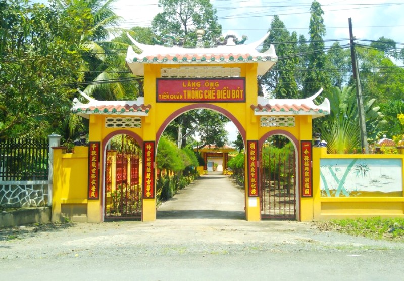 Cổng tam quan trang nghiêm, cổ kính