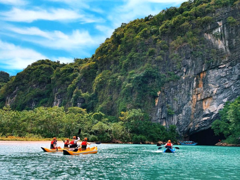 Khám phá VQG Phong Nha trọn vẹn với hoạt động chèo thuyền kayak trên sông Chày (Ảnh: oxalisadventure.com).