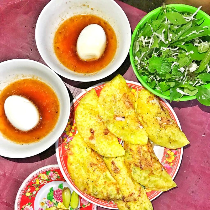 Bánh xèo mực sữa giòn tan, nhân đầy đặn, hấp dẫn khó cưỡng.