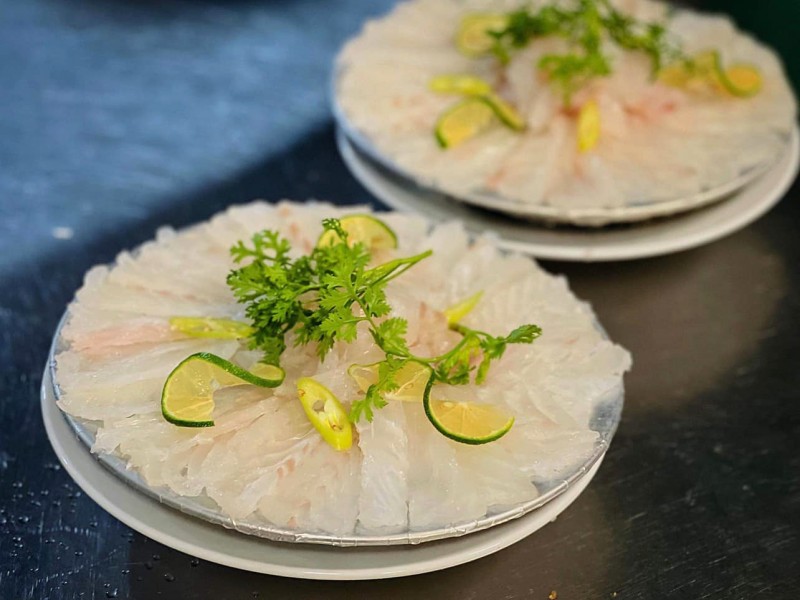 Món sashimi cá hấp dẫn của nhà hàng