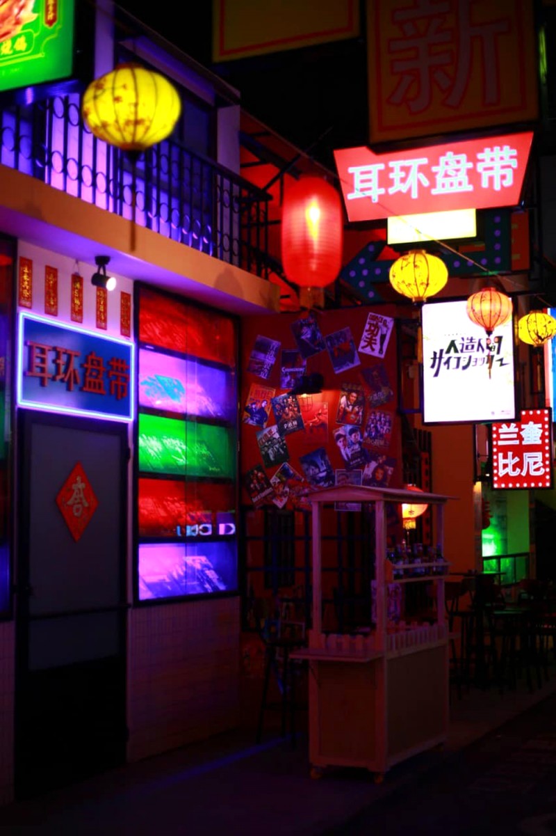 Quán Lan Kwai Fong CT tái hiện trọn vẹn Hong Kong thu nhỏ, từ bảng hiệu neon rực rỡ, xe đẩy đồ ăn vặt đến những bức tường in hình các ngôi sao TVB đình đám.