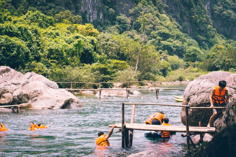 Vé vào Suối Moọc khoảng 80.000đ/người.