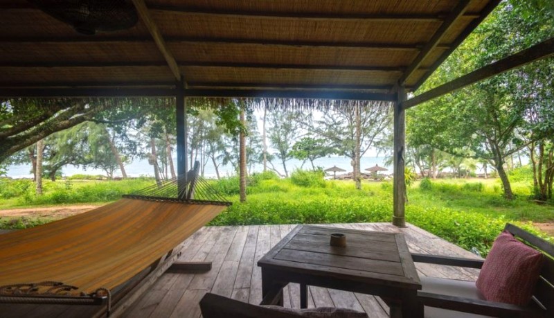 Sân hiên bungalow Mango Bay hướng thẳng ra Bãi biển Ông Lang thơ mộng, mang đến trải nghiệm nghỉ dưỡng thư giãn giữa thiên nhiên tuyệt đẹp.