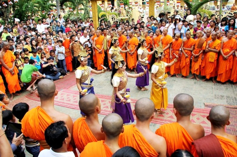 Tết Chol Chnam Thmay rộn ràng với các tiết mục đặc sắc của các dân tộc. Người Khmer sẽ biểu diễn múa Rom vong, Du kê, Rô băm...