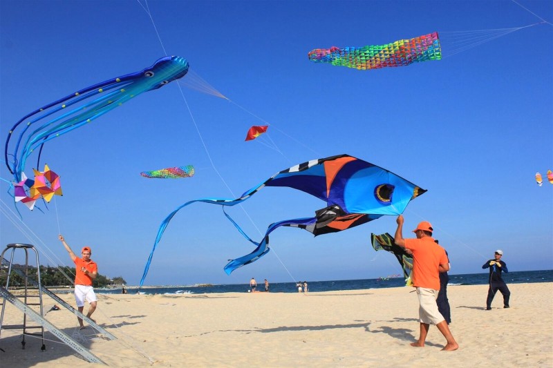 Phan Thiết là thiên đường thả diều! Hãy thử cảm giác bay bổng cùng gió biển trên những bãi cát trắng mịn.