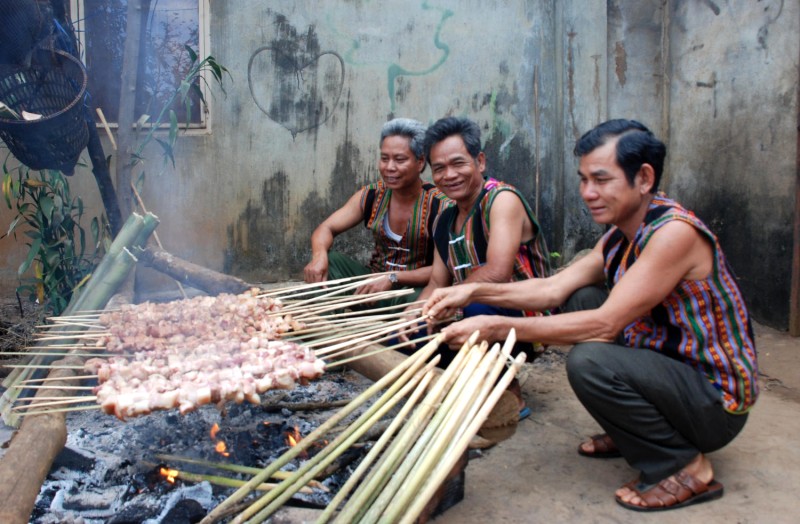 Đọt mây nướng thơm nồng, vị béo bùi, đắng nhẹ, tan chảy trong miệng.