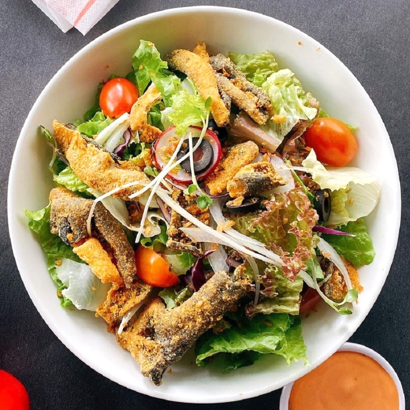 Salad da cá hồi giòn, sốt mè rang: ngon tuyệt!