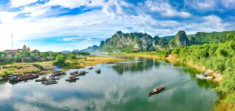 Trên đường đến sông Gianh, cảnh sắc thiên nhiên tuyệt đẹp và cuộc sống trên thuyền của người dân địa phương sẽ khiến bạn say mê.