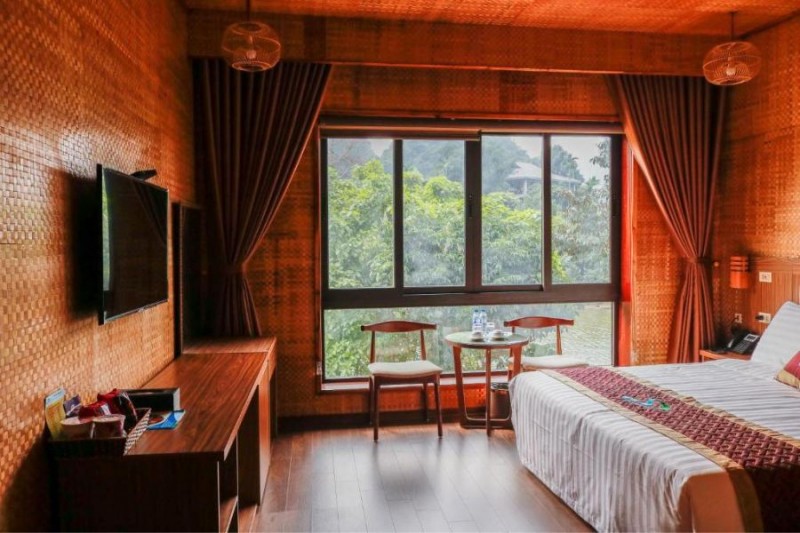 Ngắm trọn vẻ đẹp hùng vĩ phố núi từ resort gần Tam Cốc.