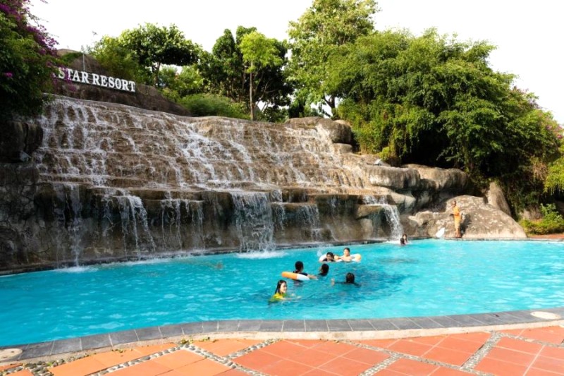 VietStar Resort: Hồ bơi bên thác nước hùng vĩ.