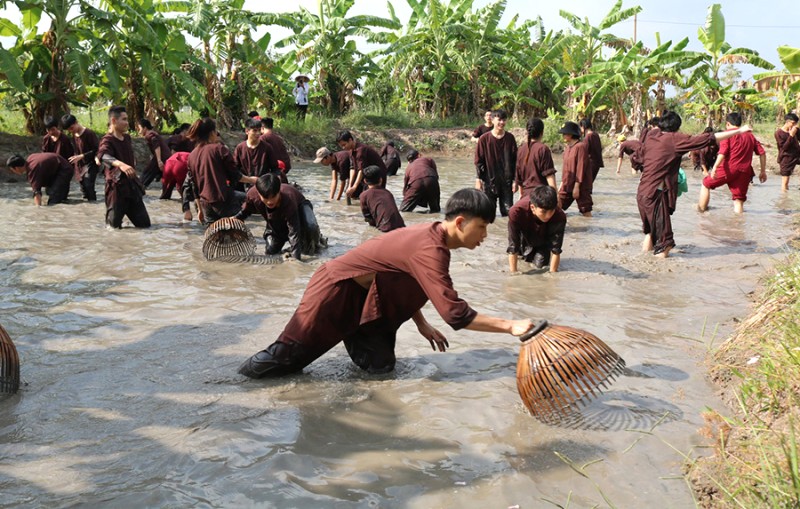 Tát mương bắt cá - Mekong Delta Explorer.