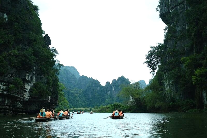 Dãy núi đá vôi hùng vĩ, tô điểm cho khung cảnh nơi đây, khiến bạn choáng ngợp trước vẻ đẹp hoang sơ của thiên nhiên.