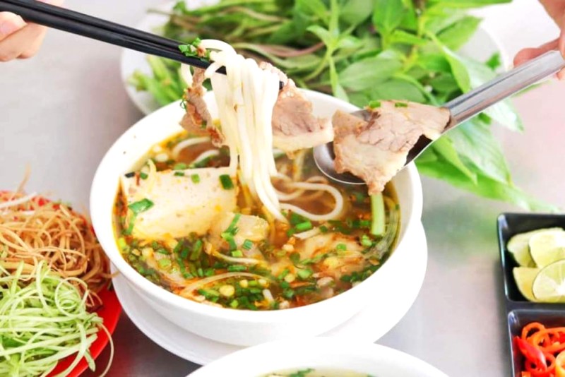 Quán có phở, bún bò, bún heo.