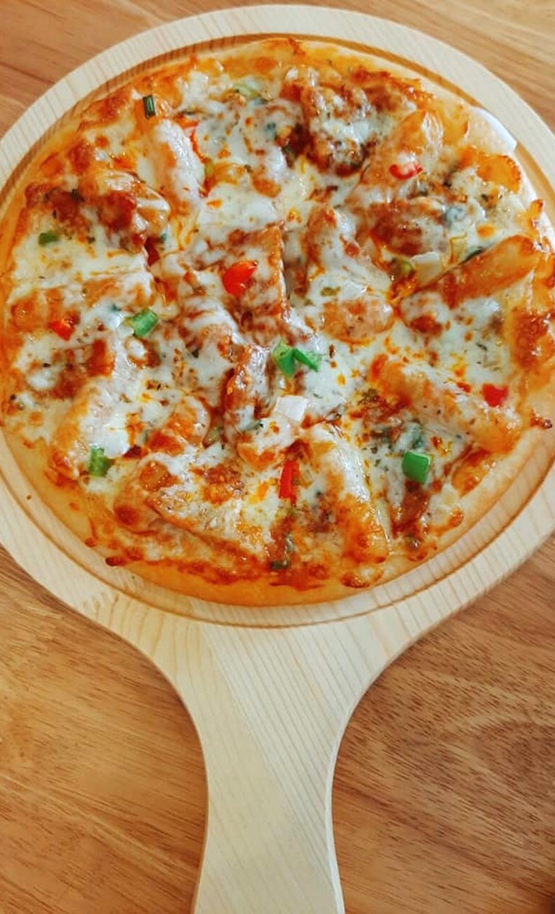 Pizza thường của The Pizza House ít phô mai hơn loại phủ thêm, chủ yếu là nhân mặn.