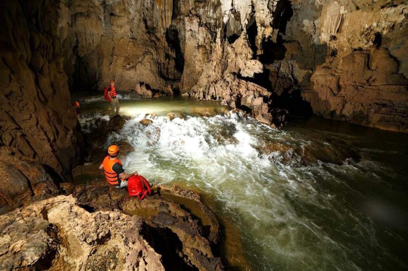 Thác nhỏ trong hang nguy hiểm, không nên bơi.