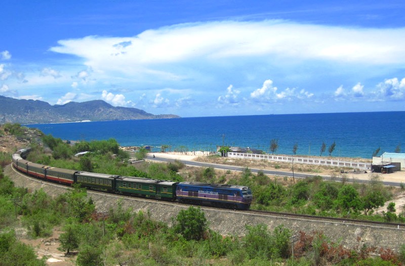 Tàu hỏa là lựa chọn an toàn, tiện nghi và giá cả hợp lý cho hành trình từ Sài Gòn đến Phan Rang, phù hợp với đa số du khách.