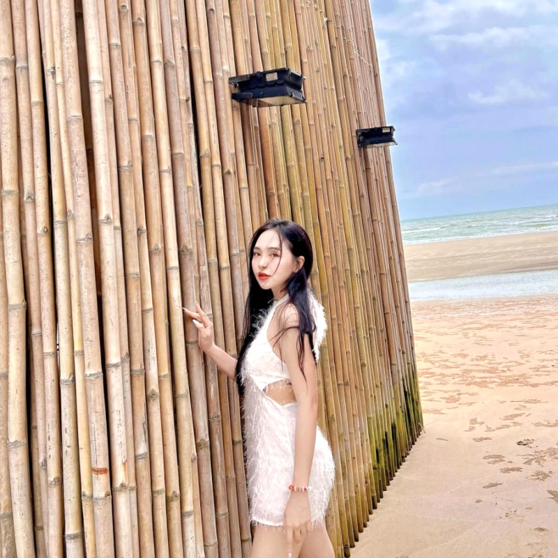 Váy đơn giản, ảnh đẹp ngất ngây tại Hola Beach! ✨