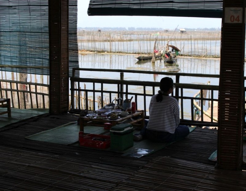 Chuồn Lagoon: Không gian mộc mạc, thu hút du khách.