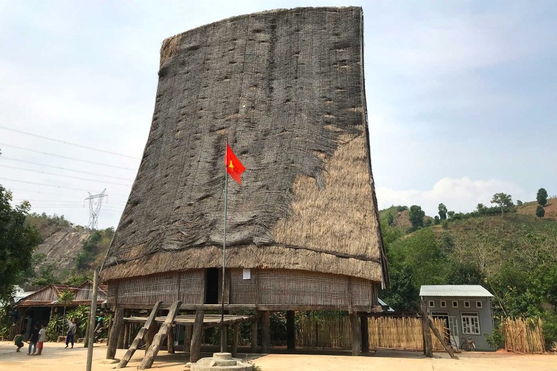 Krông, những ngôi nhà sừng sững, là trung tâm hành chính của làng, nơi người dân hội họp trong những dịp quan trọng.