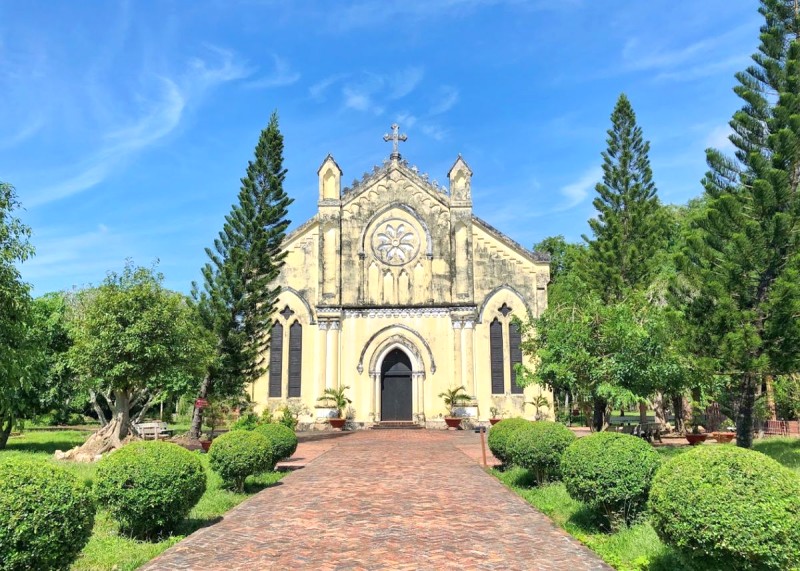 Tu viện Phanxico (1957) mang kiến trúc độc đáo theo phong cách Romanesque.