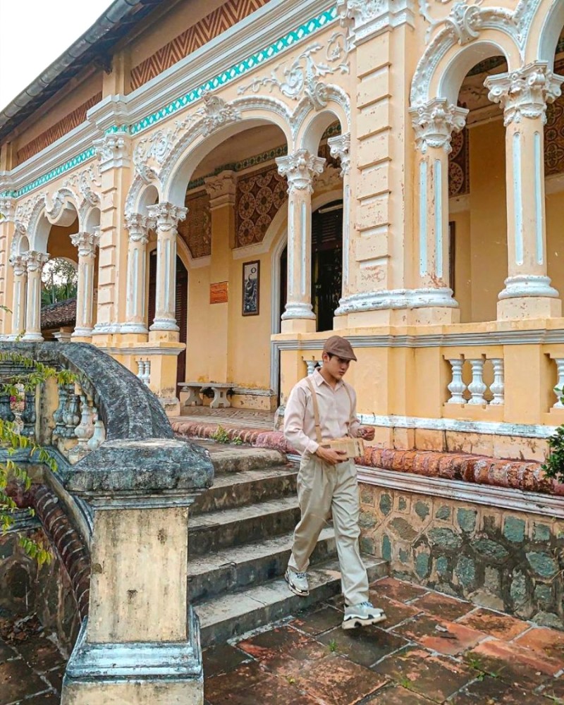 Hai bậc thang hình cánh cung đối xứng dẫn lên hiên, nơi đặt bàn thờ thông thiên như ngôi miếu nhỏ, là thiết kế đặc trưng của dinh thự Pháp.