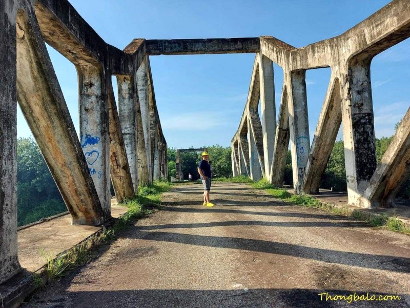 Cầu gãy Sông Bé, địa danh nổi tiếng trên phim ảnh, nằm trên cung đường đến Hồ Suối Giai. (Ảnh: Thongbalo.com)