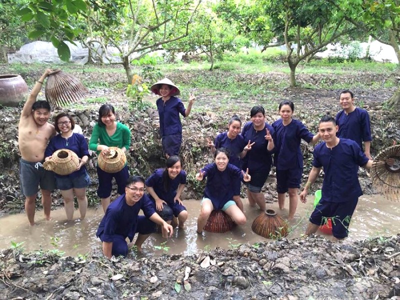 Thuê áo bà ba, tha hồ chụp ảnh, lội mương bắt cá và trải nghiệm hoạt động vui nhộn tại đây!