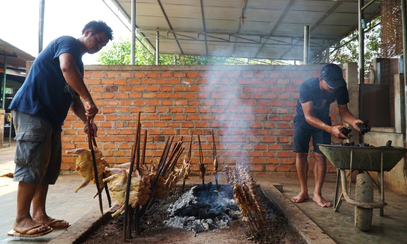 Gà nướng số lượng lớn. (Ảnh: Di Vỹ/VnExpress)