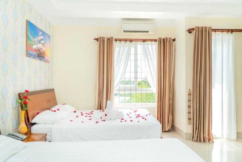 Phòng nghỉ Sun and Sea Hotel hiện đại, mang đến không gian thư giãn thoải mái.