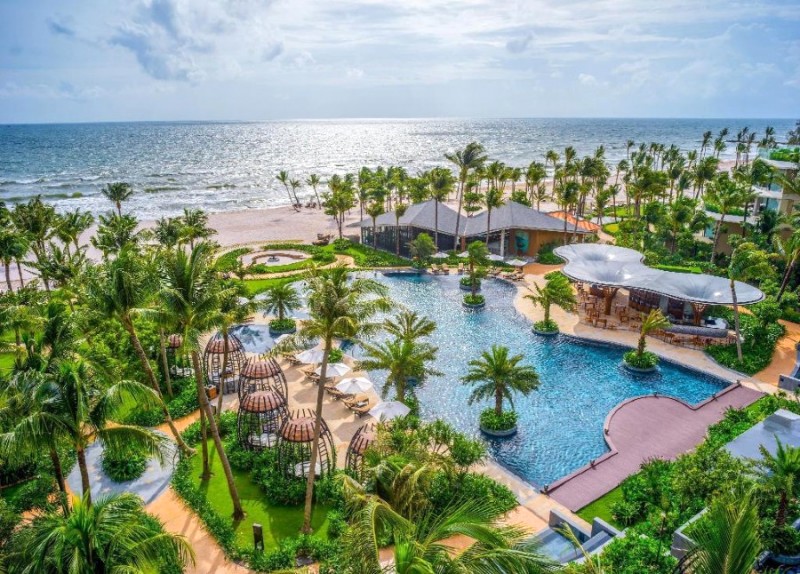 Resort với thảm cỏ xanh mát, rặng dừa cao vút.