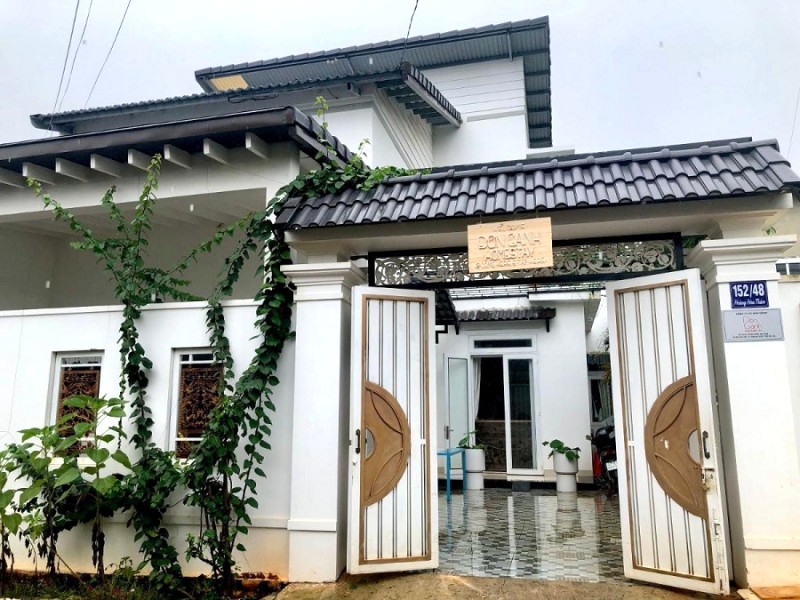 Cổng chào Đòn gánh Homestay lãng mạn với dây leo xanh mướt.